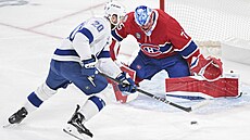 Branká� Jakub Dobe� z Montrealu se pokou�í zasáhnout v duelu s Tampou Bay.