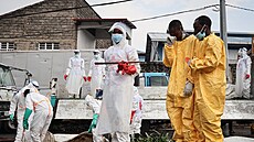 �lenové kon�ského �erveného k�í�e a civilní ochrany poh�bívají ob�ti nedávných...