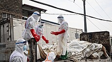 �lenové kon�ského �erveného k�í�e a civilní ochrany poh�bívají ob�ti nedávných...