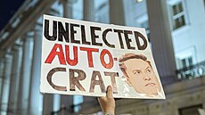 Lidé protestují proti Elonu Muskovi p�ed ministerstvem financí ve Washingtonu....