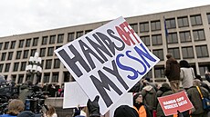 Lidé protestují b�hem shromá�d�ní proti Elonu Muskovi p�ed americkým...