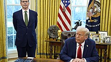 Prezident Donald Trump hovoří s médii v Oválné pracovně Bílého domu. (3. února...