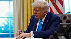 Americký prezident Donald Trump podepisuje dokument v Oválné pracovn Bílého...