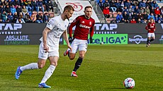 Spar�anský úto�ník Jan Kuchta se sna�í napadat obránce Slovácka.