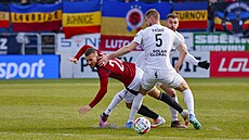 Luká� Haraslín ze Sparty (vlevo) se sna�í uvolnit dotírajícímu Filipu Va�kovi...