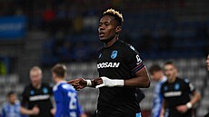 Plze�ský obránce Sampson Dweh v utkání v Olomouci.