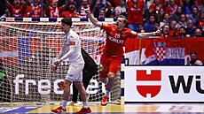 Dánský házenká� Johan Hansen (v �erveném) slaví gól ve finále mistrovství sv�ta...
