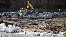 Pestavbu Konvalinkova jezu pod osadou Pedbo v Lukách nad Jihlavou sledují...
