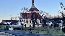 Stebno na Lounsku. Kostel má po bou�i v roce 2021 stále zaplachtovanou �ást...