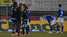 Plze�ský úto�ník Rafiu Durosinmi (nejvíce vlevo) se po vleklém zran�ní kolene...