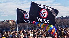 Proti náckm, stojí na vlajkách protestujících proti spolupráci s nmeckou...