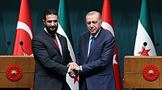Turecký prezident Recep Tayyip Erdogan (vpravo) a syrský prezident Ahmad ara...