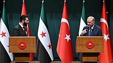 Turecký prezident Recep Tayyip Erdogan (vpravo) a syrský prezident Ahmad �ara...