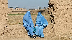 Afghánské �eny v burkách sedí na ulici v okrese Injil v provincii Herát. (30....