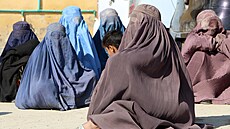 Afghánské �eny �ekají, a� charitativní organizace rozdá p�íd�ly potravin v...