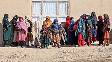 Afghánské �eny a d�ti stojí p�ed zdravotnickým st�ediskem v provincii Ghazní....