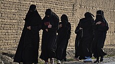 Afghánské dívky jdou po silnici v provincii Balch. (4. února 2025)