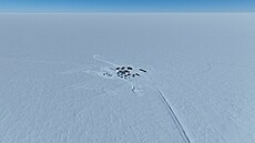 O náro�nosti projektu sv�d�í i samotná p�íprava vrtu. Z pob�e�ní antarktické...