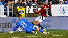 Spar�anský úto�ník Jan Kuchta z úhlu p�ekonává branká�e Ji�ího Borka ze...