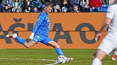 Branká� Ji�í Borek ze Slovácka rozehrává v utkání proti Spart�.