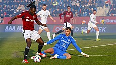 Spar�anský úto�ník Victor Olatunji v �anci p�ed branká�em Ji�ím Borkem ze...