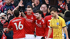 Nottinghamský úto�ník Chris Wood (druhý zleva) slaví se spoluhrá�i sv�j gól...