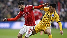 Morgan Gibbs-White z Nottinghamu (vlevo) si kryje mí� p�ed Diegem Gomezem z...
