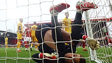 Brightonský branká� Bart Verbruggen práv� inkasoval druhý gól od Nottinghamu....