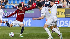 Spar�anský k�ídelník Veljko Birman�evi� nap�ahuje ke st�ele v pokutovém území...