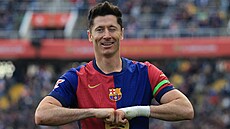 Útoník Robert Lewandowski z Barcelony oslavuje svj gól.