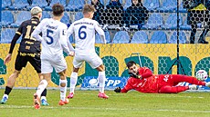 Liberecký branká� Tomá� Koubek zasahuje v utkání proti Baníku.