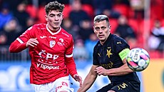 Slávistický obránce Tomá� Hole� (vpravo) a Filip Brdi�ka z Pardubic