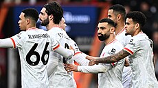 Fotbalisté Liverpoolu se radují z gólu Mohameda Salaha.