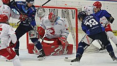 T�inecký branká� Ond�ej Kacetl zasahuje v utkání proti Vítkovicím.