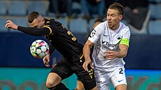 Liberecký obránce Dominik Plechatý (vpravo) se sna�í ubránit Erika Prekopa z...