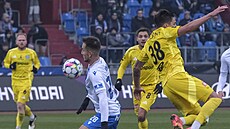 Ostravský úto�ník Filip Kubala (vlevo) si zpracovává mí� p�ed Jakubem Pokorným...