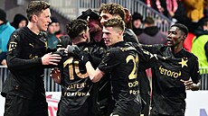 Fotbalisté Slavie se radují z prom�n�né penalty Ivana Schranze v utkání proti...