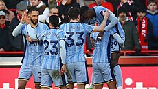 Fotbalisté Tottenhamu se radují z gólu, který vst�elil Pape Matar Sarr (vpravo).