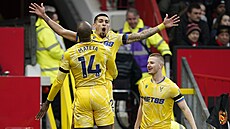 Jean-Philippe Mateta slaví se spoluhrá�i z Crystal Palace sv�j gól.