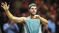Carlos Alcaraz slaví vít�zství na turnaji v Rotterdamu.