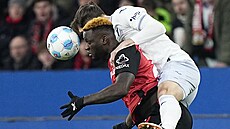 Stoper Robin Hraná� z Hoffenheimu t�sn� brání Victora Boniface z Leverkusenu.