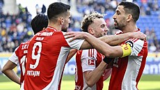 Fotbalisté Unionu Berlín se radují z gólu, který vst�elil Benedict Hollerbach.