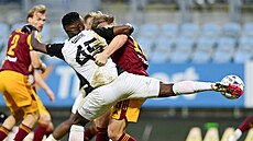 �eskobud�jovický úto�ník Ubong Ekpai v sev�ení s Marcelem �ermákem z Dukly