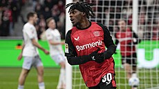 Jeremie Frimpong z Leverkusenu se raduje ze svého gólu v utkání proti...