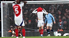 Fotbalisté Arsenalu se dr�í za hlavu poté, co Kai Havertz (s �íslem 29)...