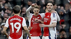 Fotbalisté Arsenalu se radují z gólu Martina Odegaarda (uprost�ed).