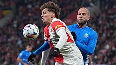 Slávistický úto�ník Mojmír Chytil si zpracovává mí� zády k Martinu Králikovi z...