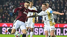 Sparťanský útočník Jan Kuchta (vlevo) a Petr Kodeš z Hradce Králové