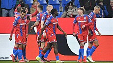 Plzetí fotbalisté se radují ze vsteleného gólu.