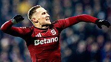 Sparťanský útočník Jan Kuchta se raduje ze svého gólu proti Hradci Králové.